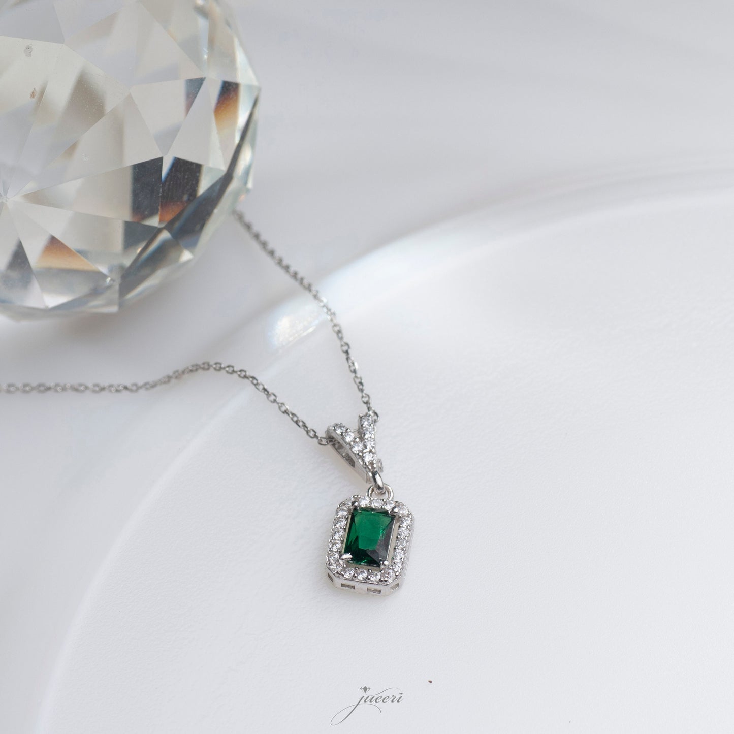 Emerald Sparkling Necklace